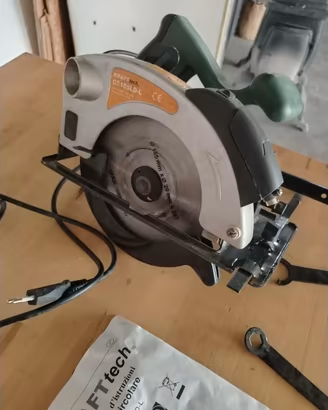 sega circolare manuale con puntatore laser