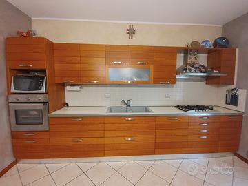 cucina completa di elettrodomestici