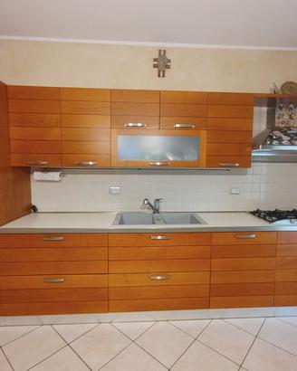 cucina completa di elettrodomestici