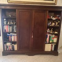 Libreria d’antiquariato e credenza d’antiquariato