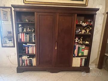 Libreria d’antiquariato e credenza d’antiquariato