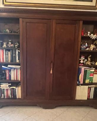 Libreria d’antiquariato e credenza d’antiquariato