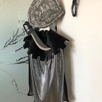 costume da cavaliere con spada e scudo