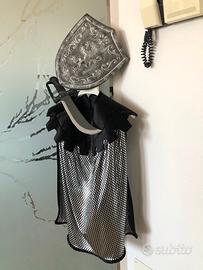 costume da cavaliere con spada e scudo