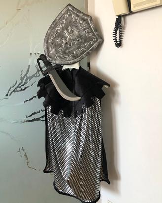 costume da cavaliere con spada e scudo