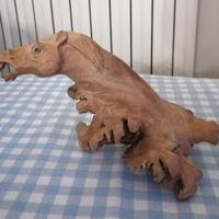 Cavallo in legno intagliato in una radice