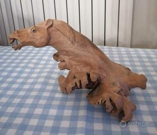 Cavallo in legno intagliato in una radice