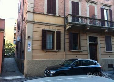 Bologna via Torleone posto per moto o auto mini