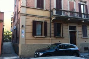Bologna via Torleone posto per moto o auto mini