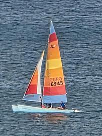 Hobie Cat 18 azzurro con carrello da spiaggia