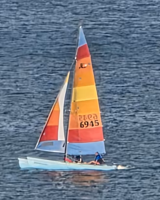 Hobie Cat 18 azzurro con carrello da spiaggia