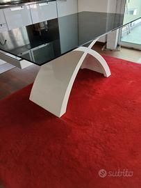 elegante tavolo in vetro nero