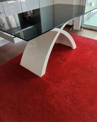 elegante tavolo in vetro nero