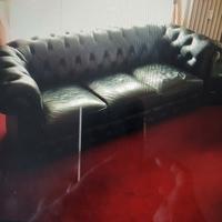divano in pelle nera  modello Chester 