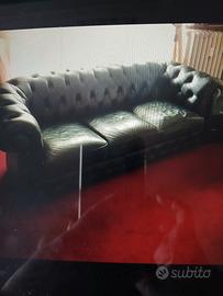 divano in pelle nera  modello Chester 