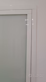 Porta di legno laccato bianco e vetro