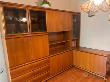 Parete attrezzata soggiorno con vetrine e cassetti