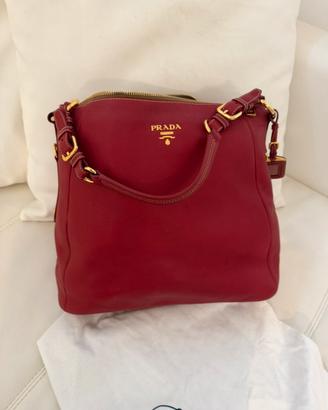 Prada Vitello Daino, hobo a spalla rossa