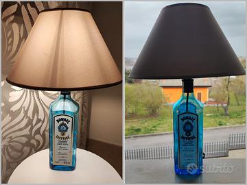 Lampada realizzata con bottiglie