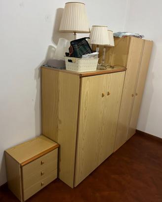 Armadi e cassettiera in legno