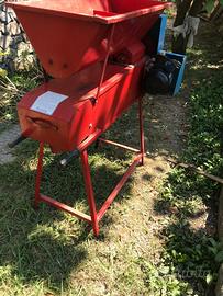 Pigiatrice uva con contenitore acciao 200lt