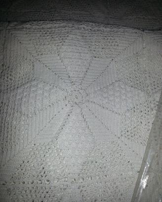 Coperta matrimoniale lavorata all' uncinetto