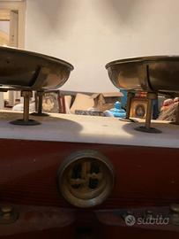 Antikca bilancia in legno con piatti in ottone