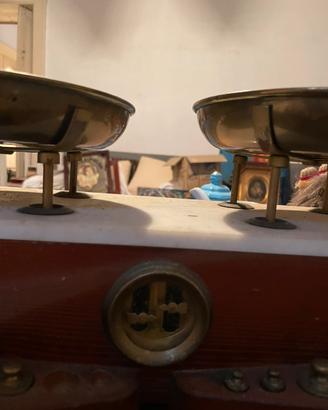 Antikca bilancia in legno con piatti in ottone