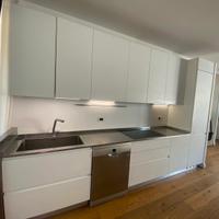 Cucina con piano acciaio inox Foster e induzione