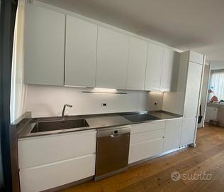 Cucina con piano acciaio inox Foster e induzione