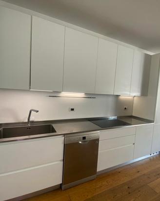 Cucina con piano acciaio inox Foster e induzione