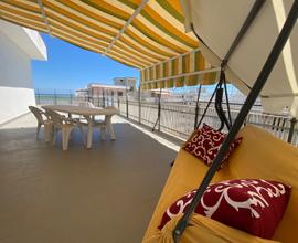 Attico vista mare, con 100 m2 di terrazzo