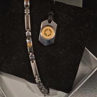 Bracciale e ciondolo uomo, acciaio e oro.  