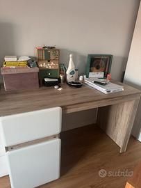 Scrivania in legno con cassetto e ripiano