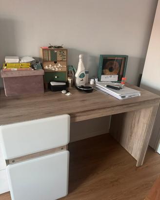 Scrivania in legno con cassetto e ripiano