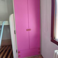 Armadio in legno chiaro e rosa