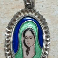 Antico Ciondolo in argento con figura di madonna