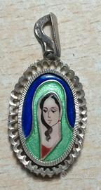 Antico Ciondolo in argento con figura di madonna