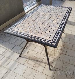 Tavolo da esterno in ferro con piano mosaico