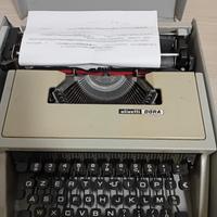 Macchina da Scrivere Olivetti Dora