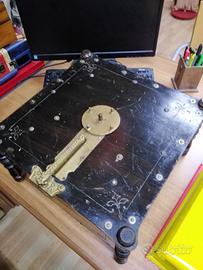 antico organetto a manovella con dischi