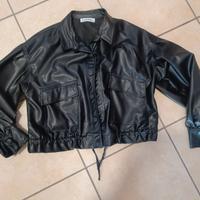 Giacca in finta pelle nera, modello corto
