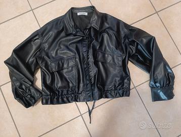 Giacca in finta pelle nera, modello corto