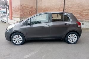 Toyota Yaris 1.0cc benzina neopatentati.