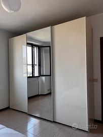 Armadio con ante scorrevoli