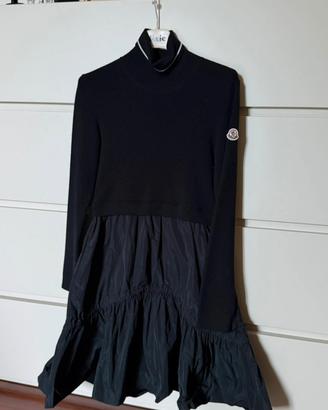 Moncler abito nero maniche lunghe con tasche