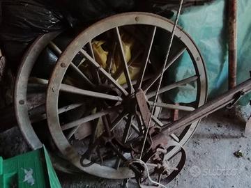 Aratro da giardino e ruote in legno e ferro