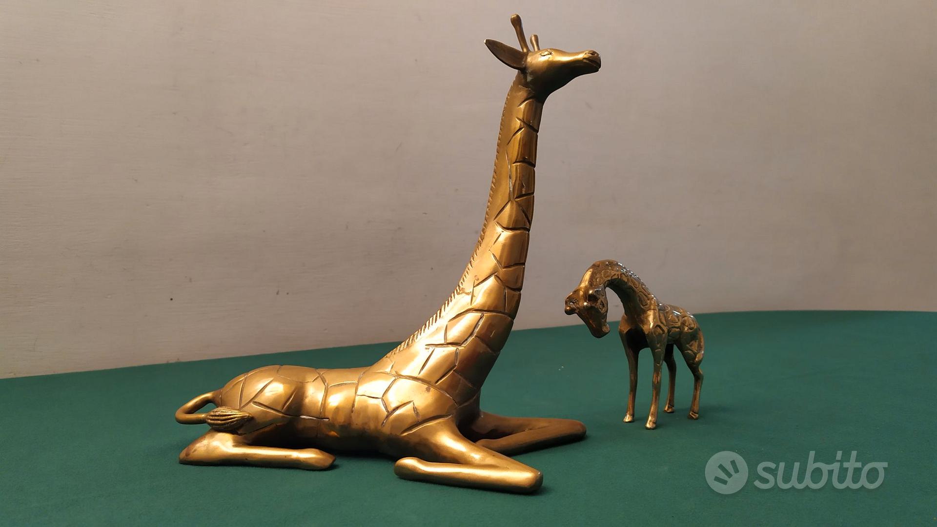 GIRAFFA SEDUTA CON PROLE IN OTTONE - Collezionismo In vendita a Roma
