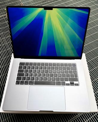 Apple Macbook Air M2  15” 8gb ram 256 gb ssd