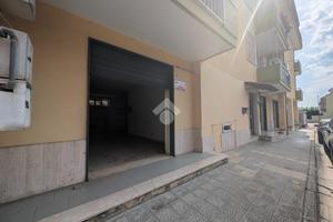 NEGOZIO A PORTICO DI CASERTA